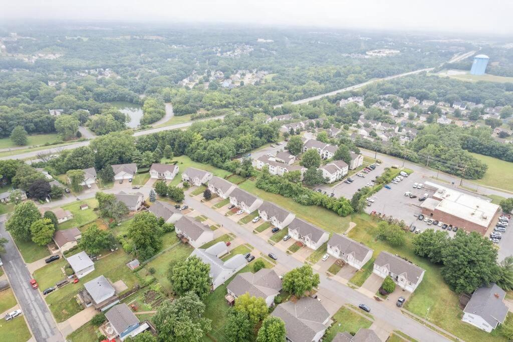 Beautiful Townhome, 11 Minutes To Downtown, Kcmo. Kansas City Exterior photo