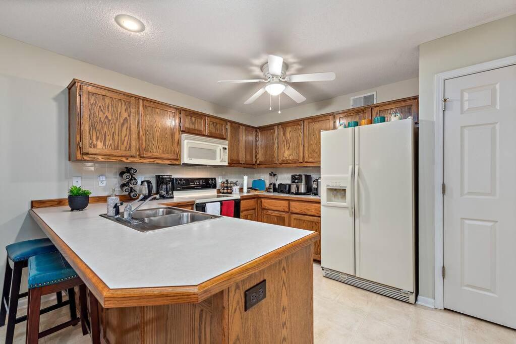 Beautiful Townhome, 11 Minutes To Downtown, Kcmo. Kansas City Exterior photo