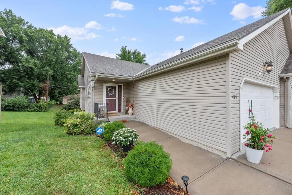Beautiful Townhome, 11 Minutes To Downtown, Kcmo. Kansas City Exterior photo